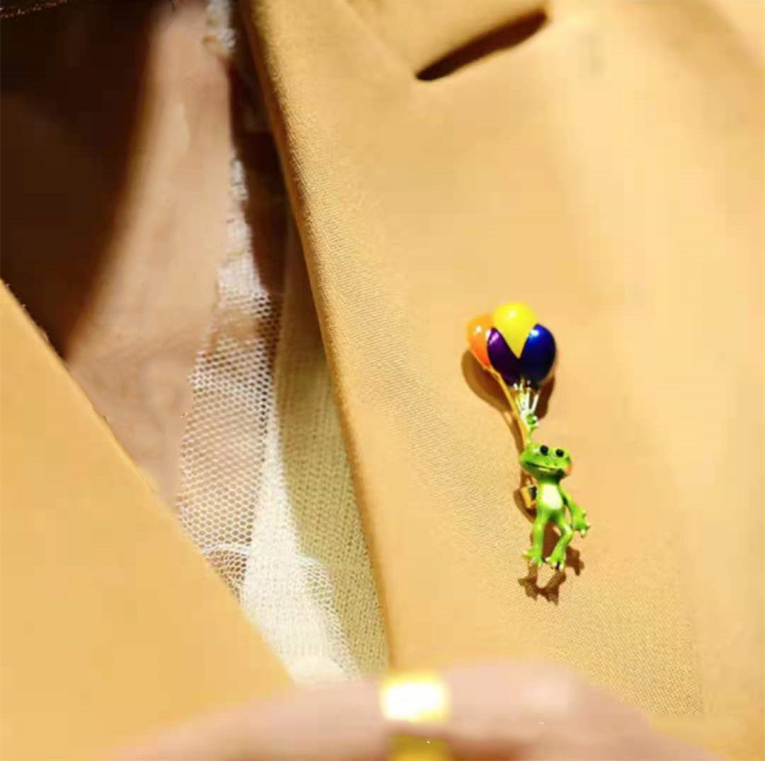 Vivid Frog Holding Colorful Ba - огляд і ціна Embroidery Bali